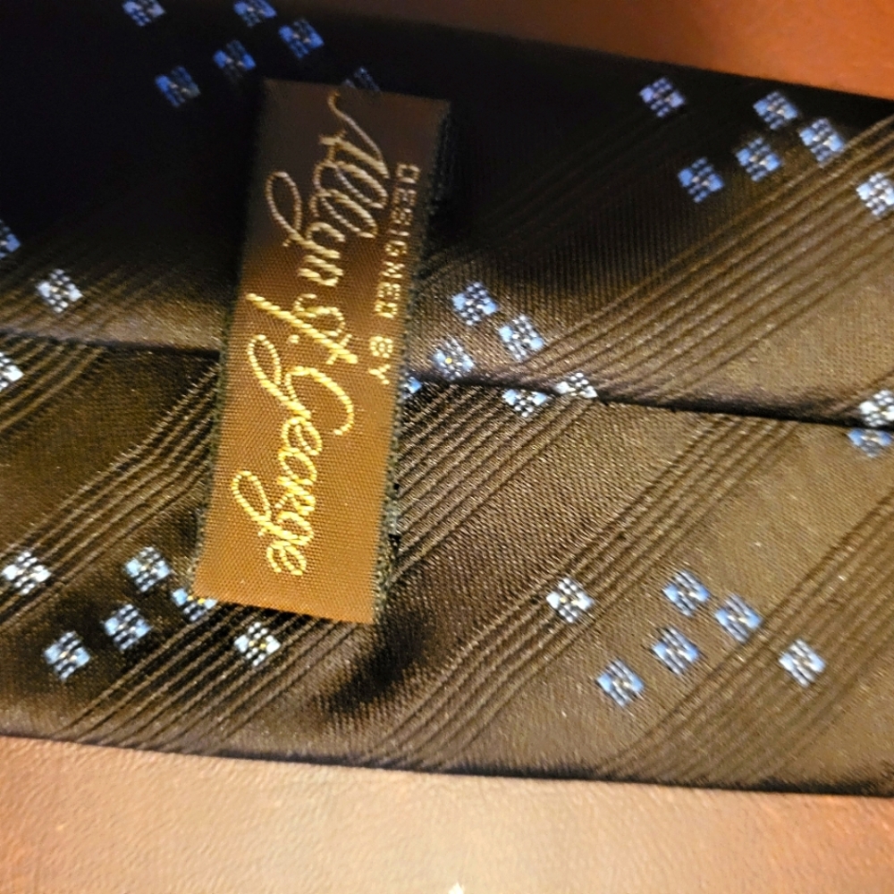 Mens Tie Brown with Nice Pattern
